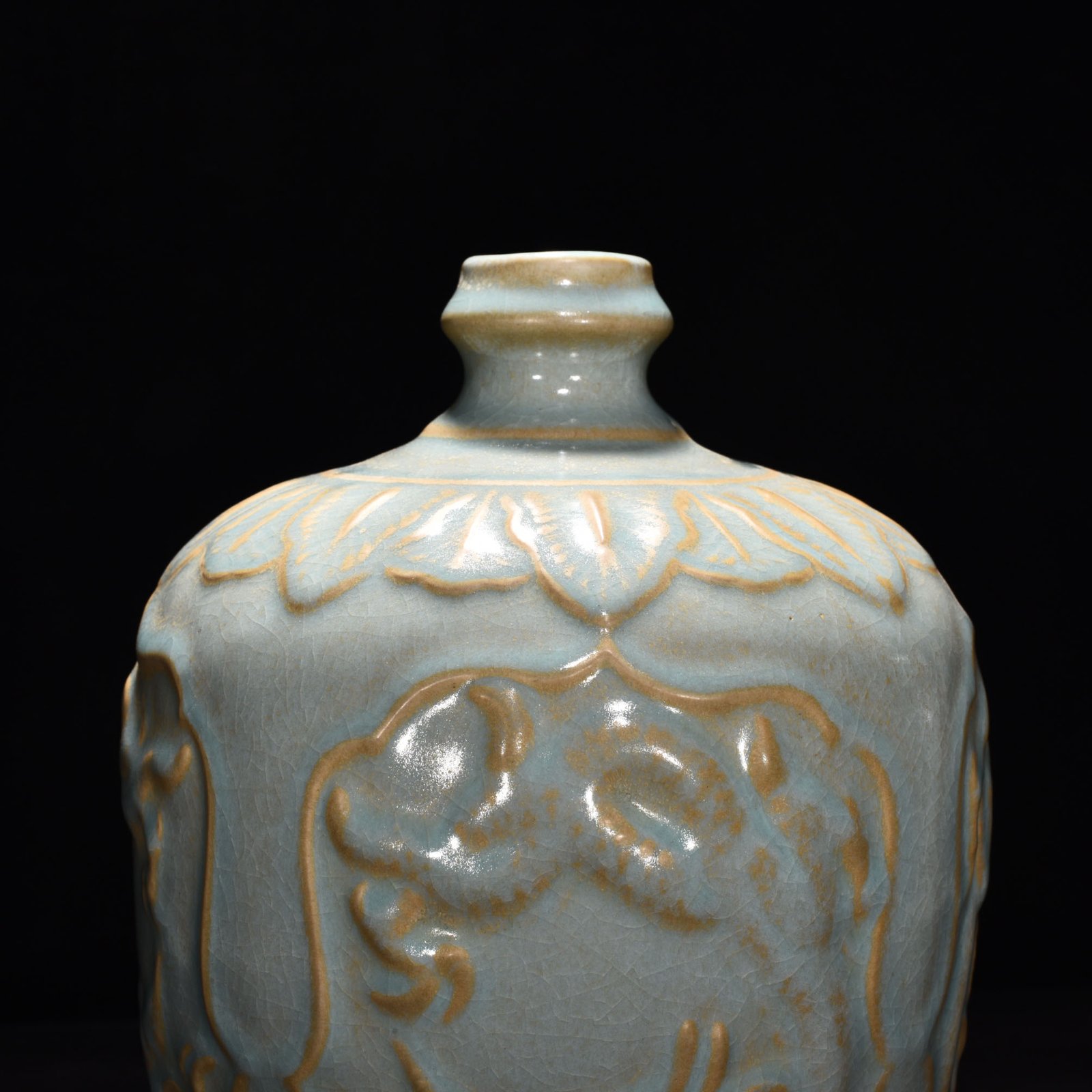 Song Dynasty Ru Kiln azure glazed plum vase with dragon pattern