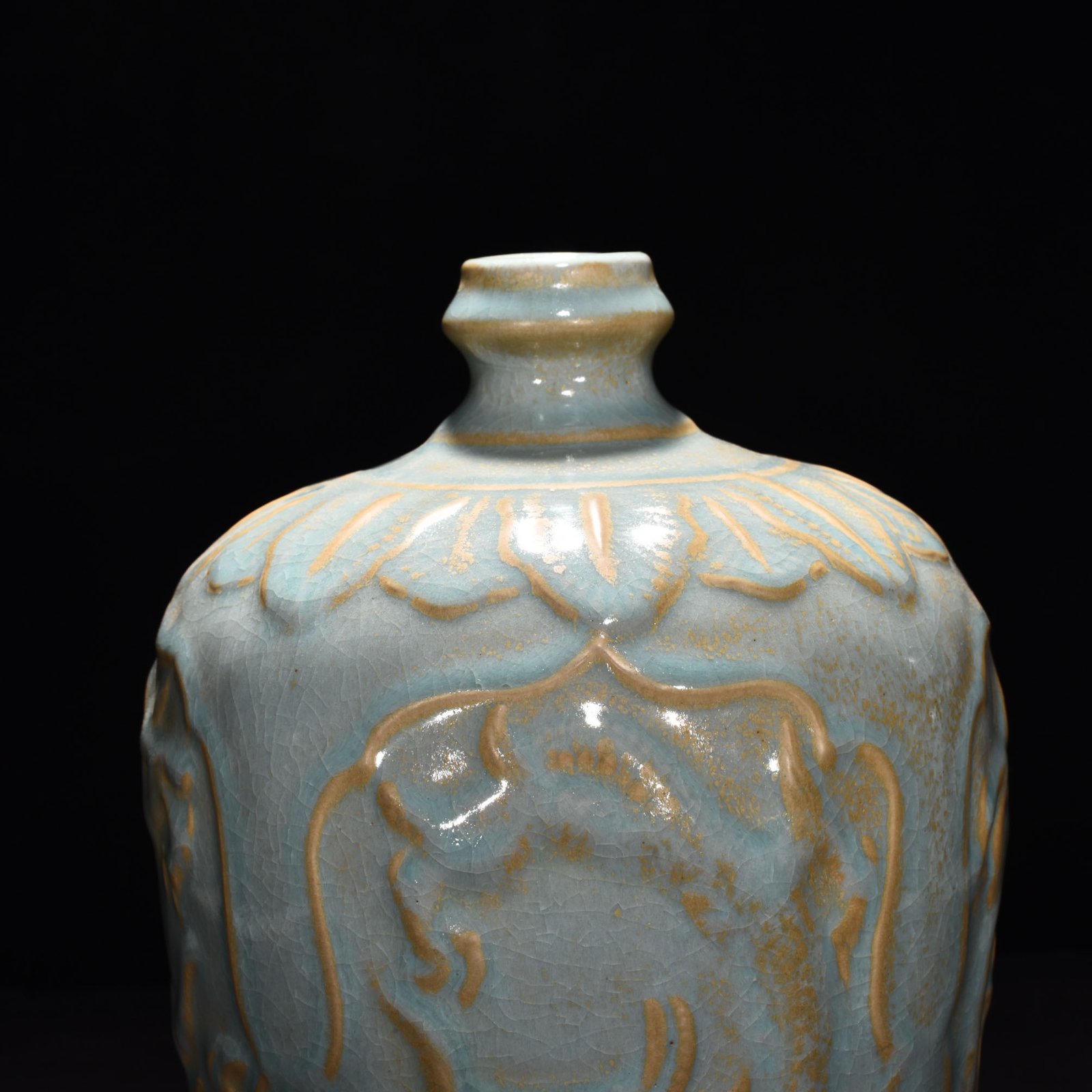 Song Dynasty Ru Kiln azure glazed plum vase with dragon pattern