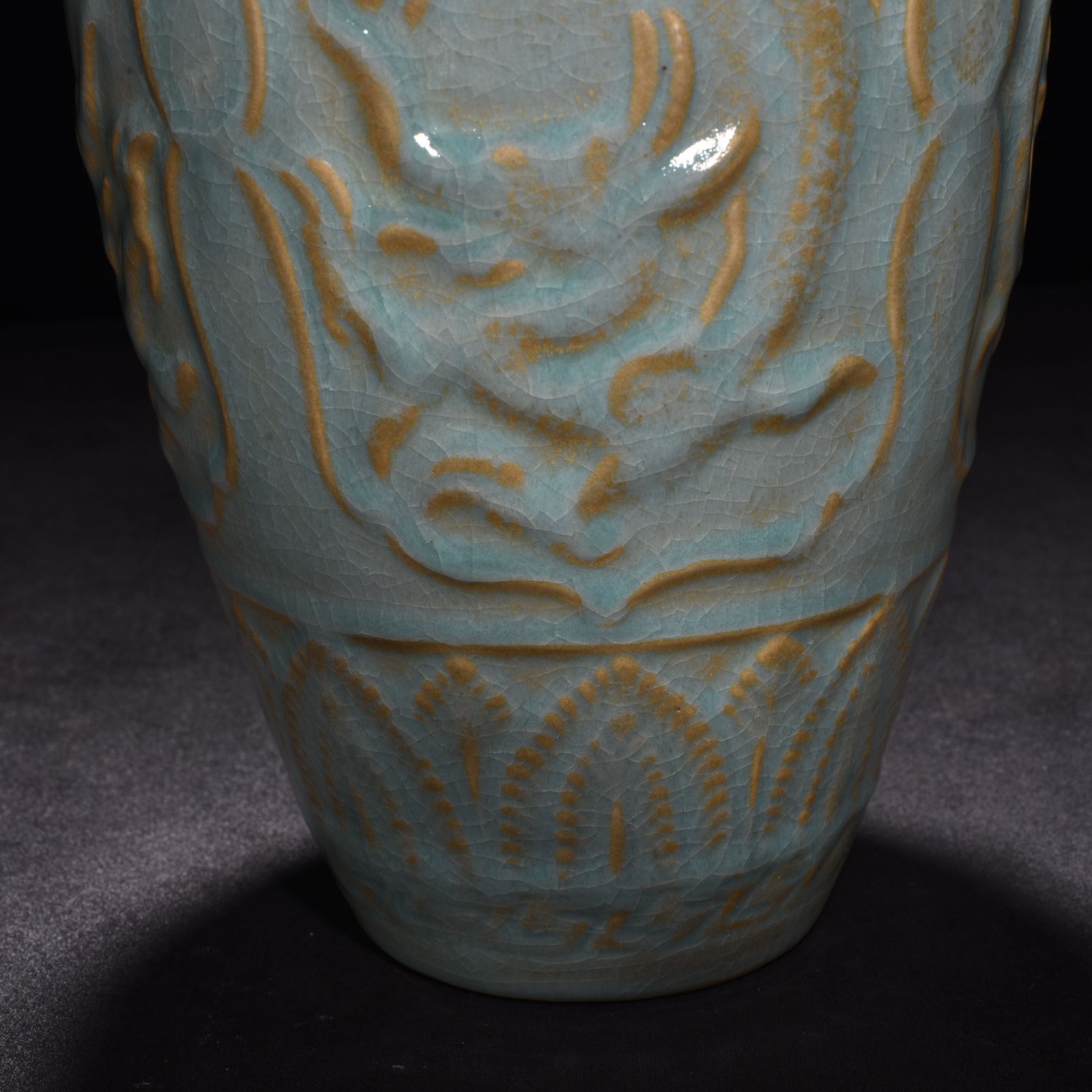 Song Dynasty Ru Kiln azure glazed plum vase with dragon pattern
