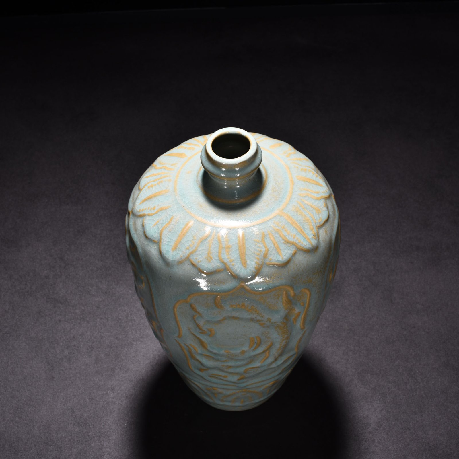 Song Dynasty Ru Kiln azure glazed plum vase with dragon pattern