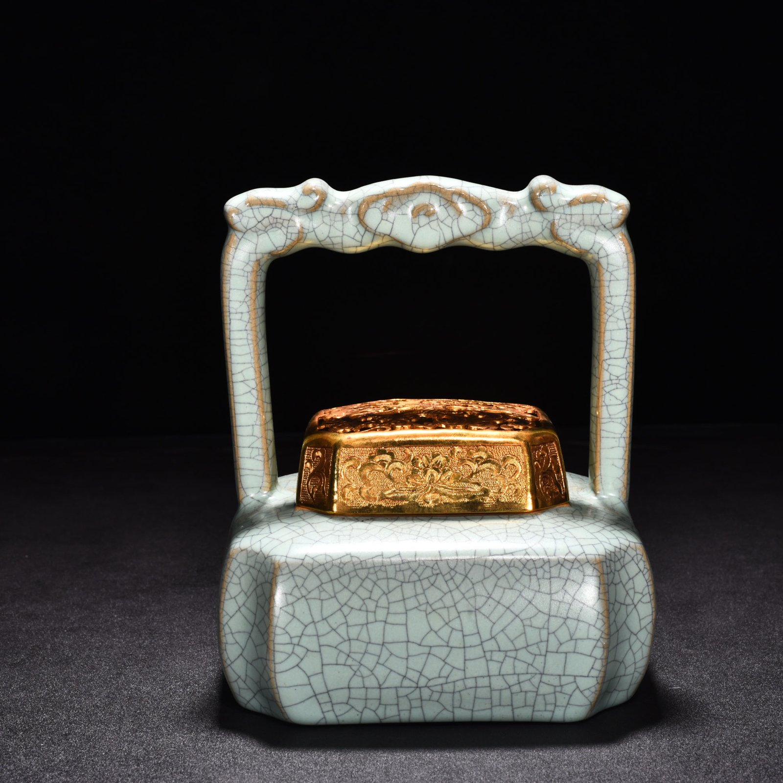 Song Dynasty Ru Kiln Gilt and chiseled raised beam heater