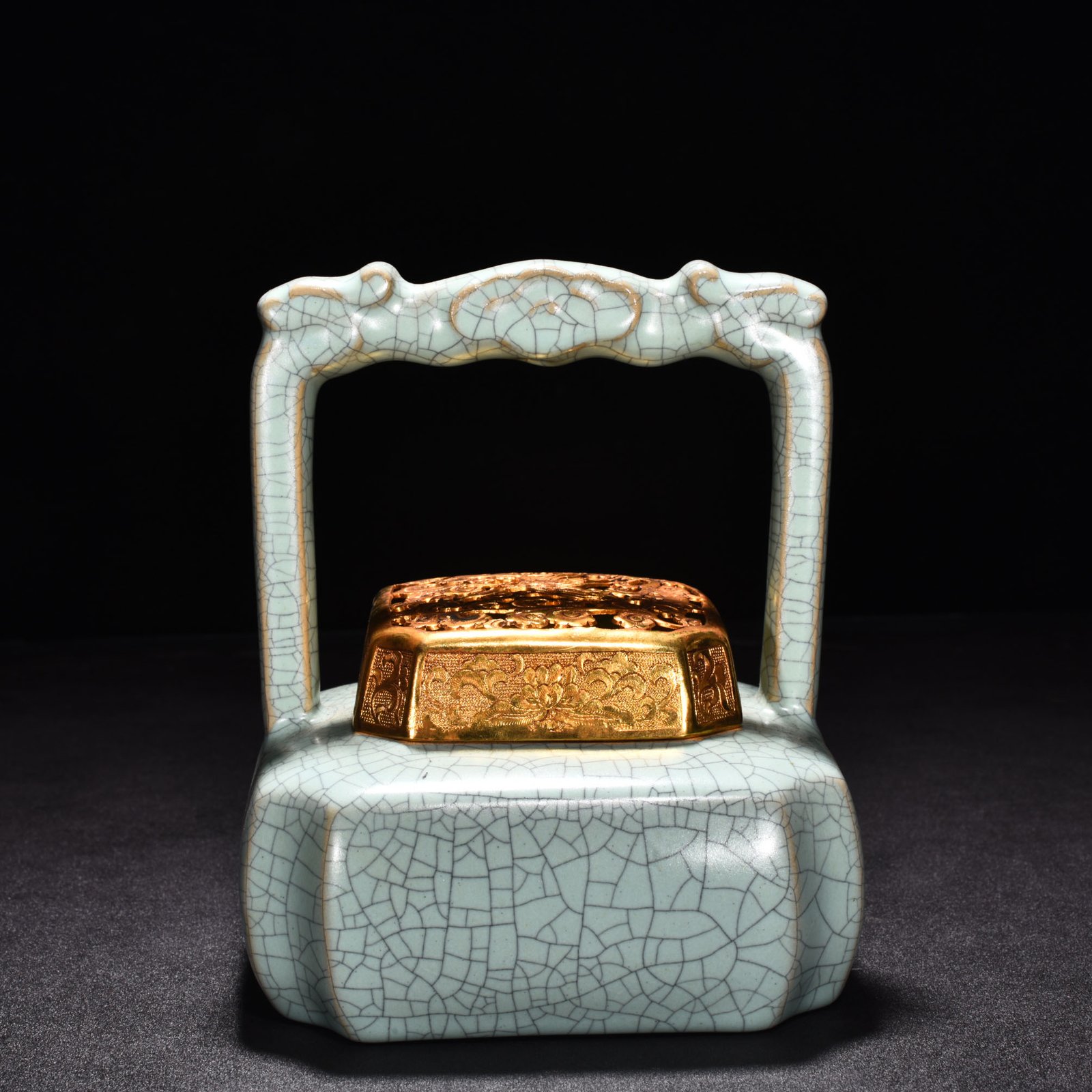 Song Dynasty Ru Kiln Gilt and chiseled raised beam heater
