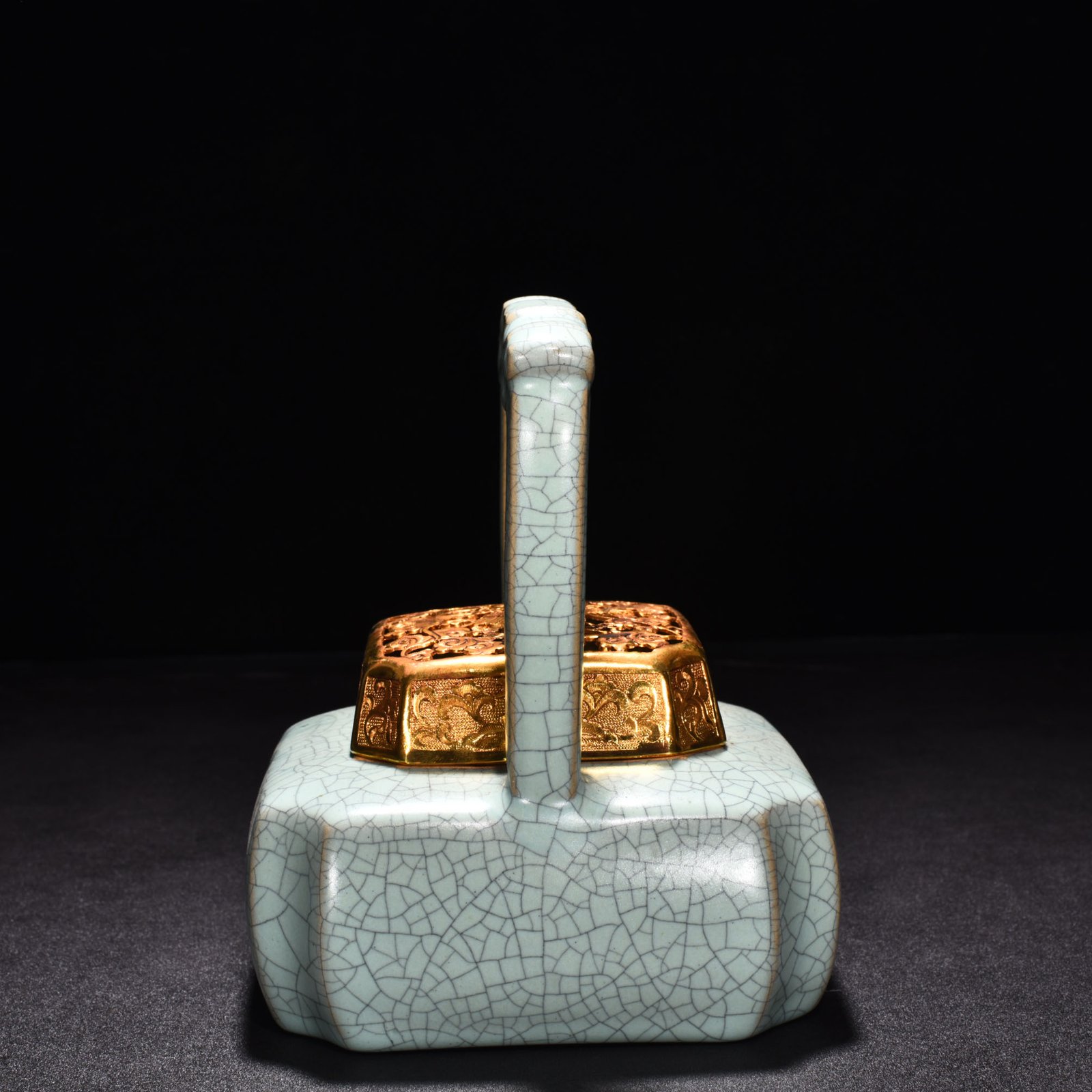 Song Dynasty Ru Kiln Gilt and chiseled raised beam heater