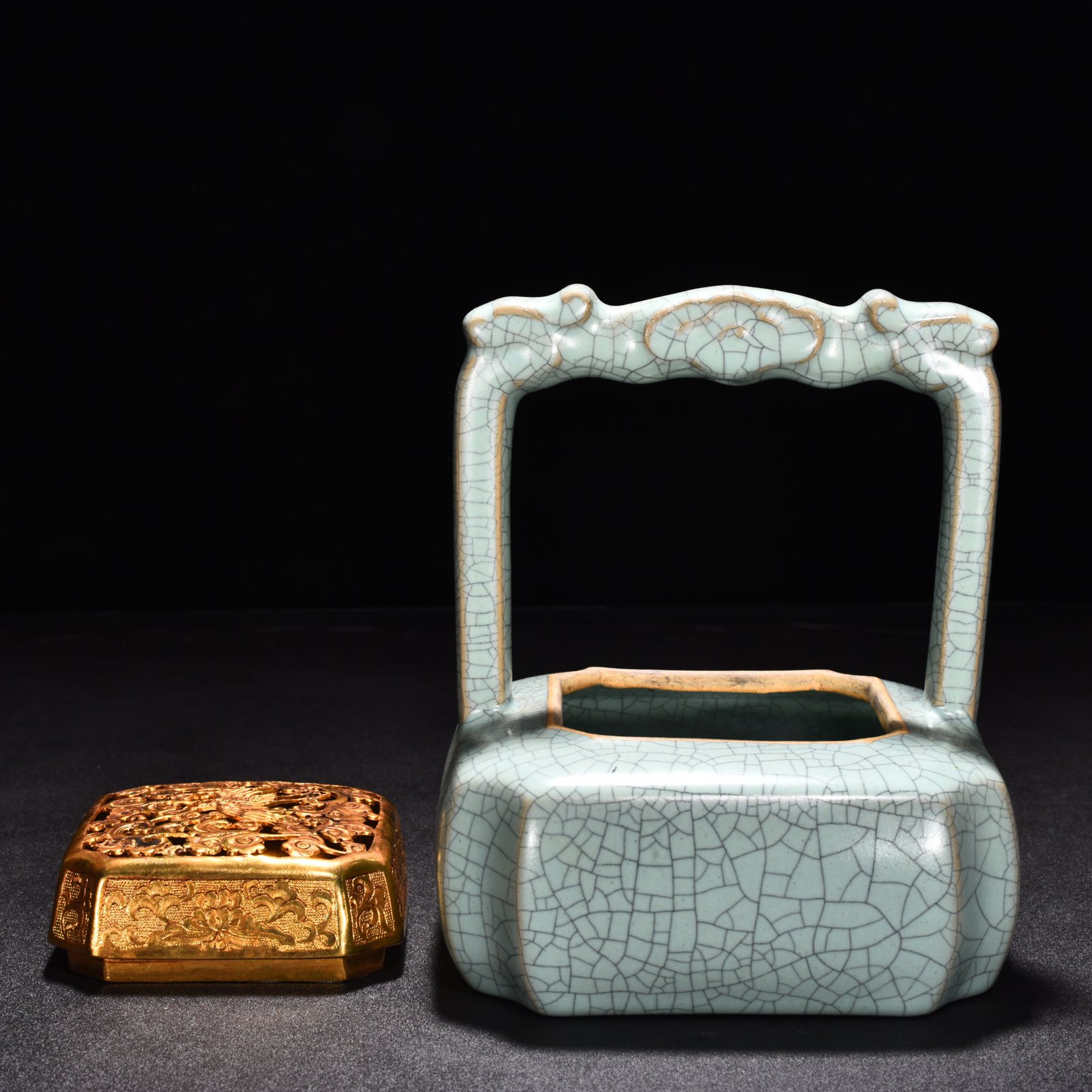 Song Dynasty Ru Kiln Gilt and chiseled raised beam heater