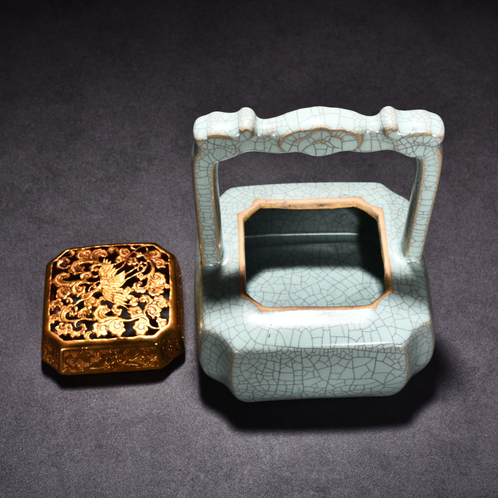 Song Dynasty Ru Kiln Gilt and chiseled raised beam heater