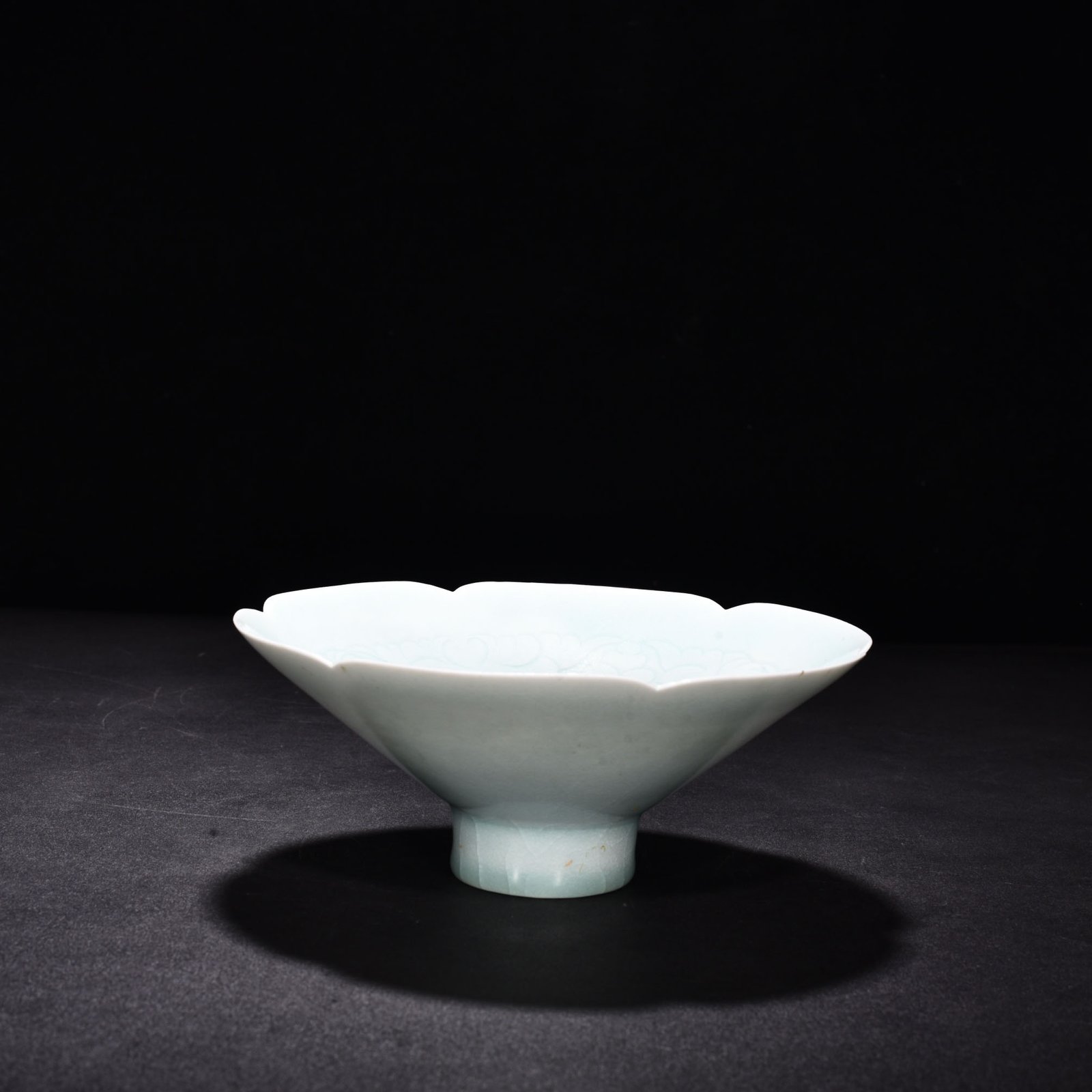 Song Dynasty Hutian kiln shadow green engraved bamboo hat bowl