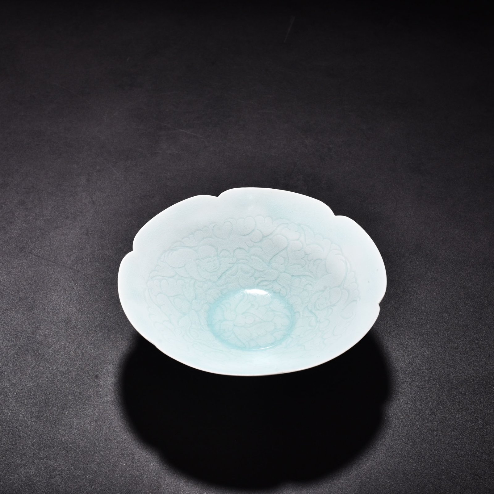 Song Dynasty Hutian kiln shadow green engraved bamboo hat bowl