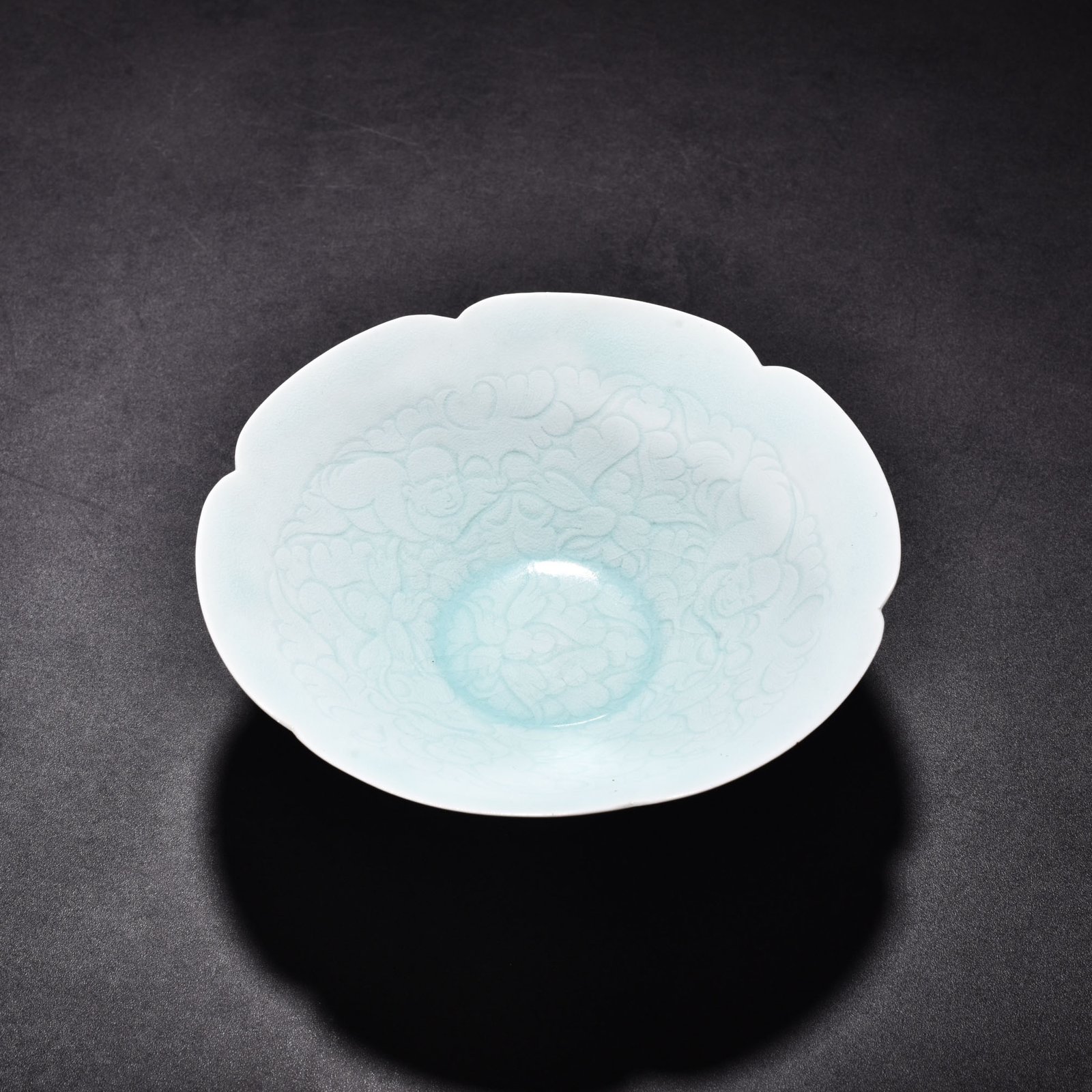 Song Dynasty Hutian kiln shadow green engraved bamboo hat bowl