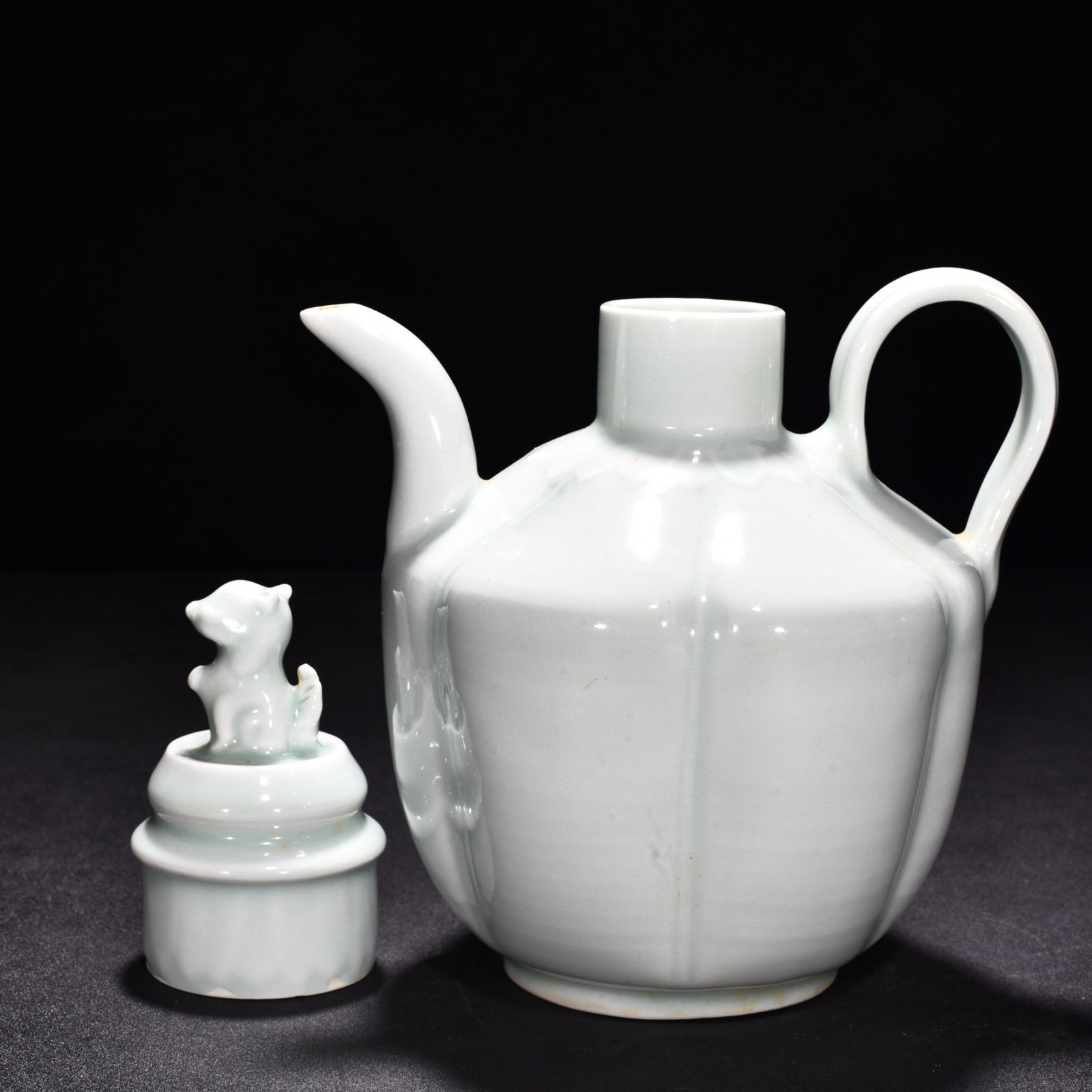 Song Dynasty Hutian Kiln Shadow Blue and White Lotus Pot