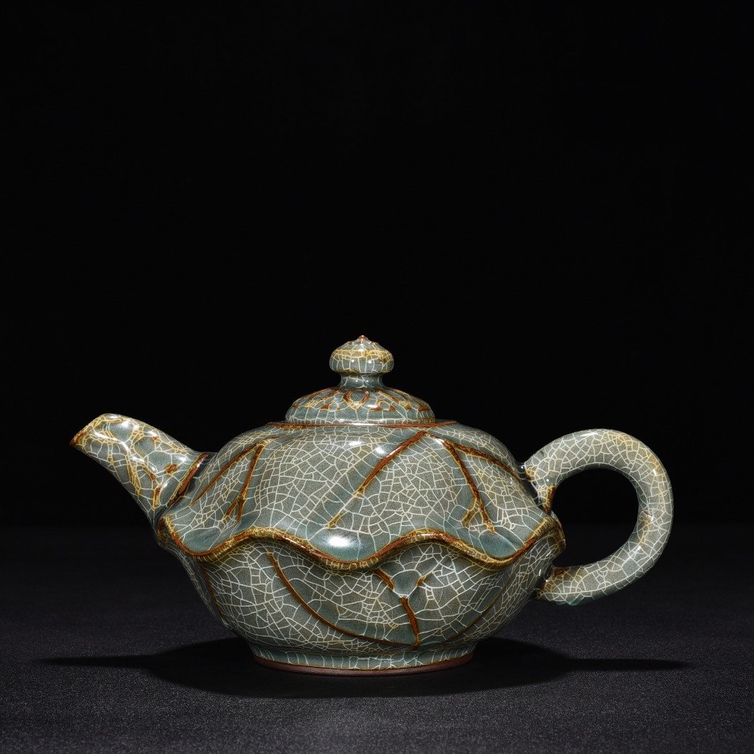 Song Dynasty Xikou official kiln lotus leaf pot
