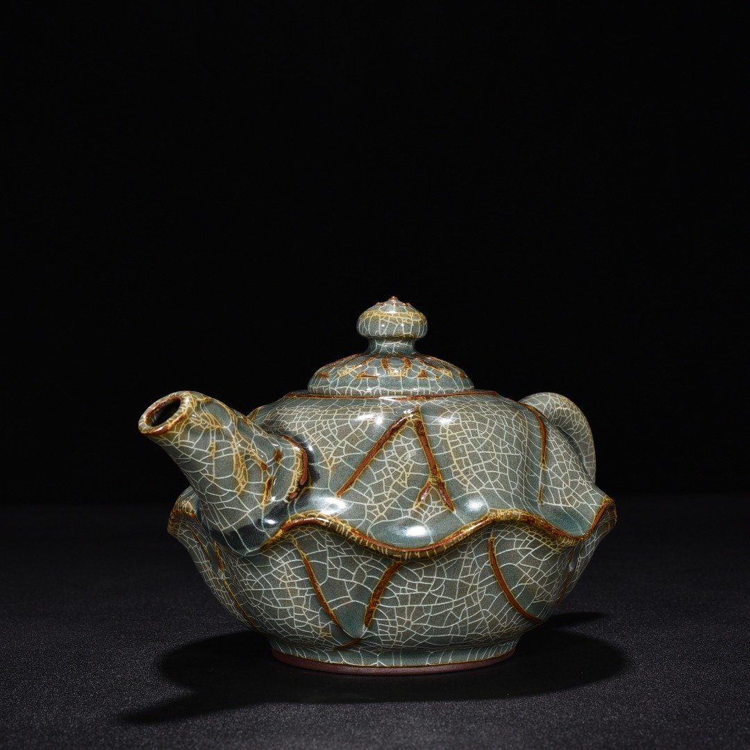 Song Dynasty Xikou official kiln lotus leaf pot
