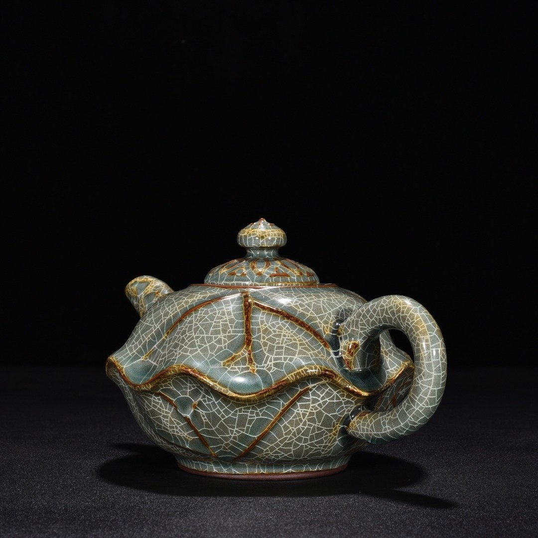 Song Dynasty Xikou official kiln lotus leaf pot