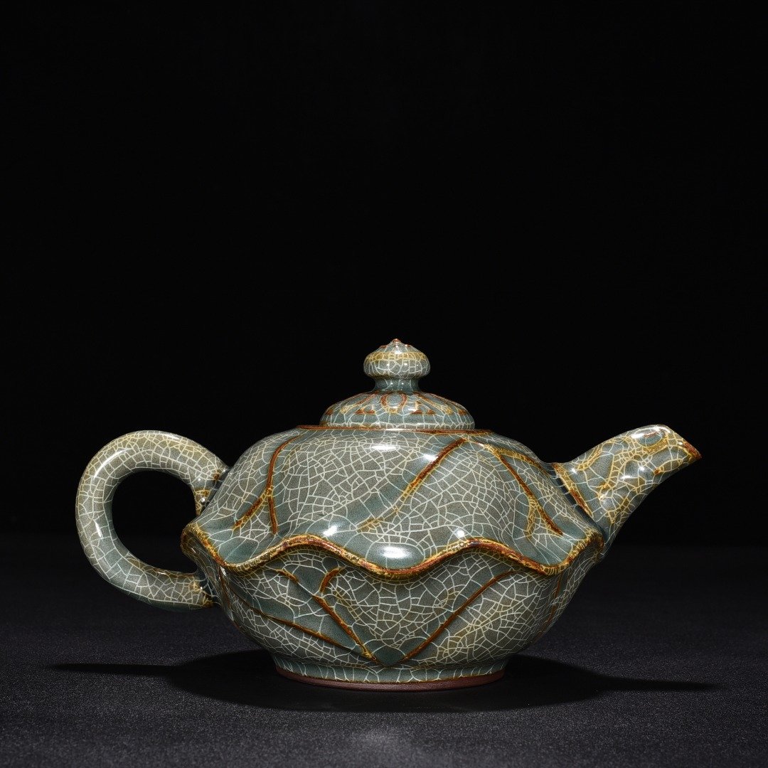 Song Dynasty Xikou official kiln lotus leaf pot