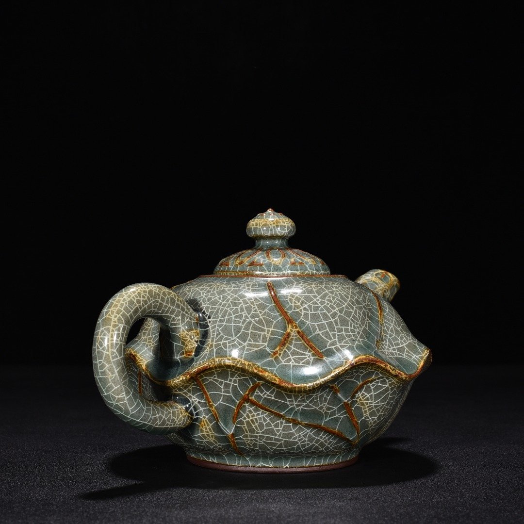 Song Dynasty Xikou official kiln lotus leaf pot