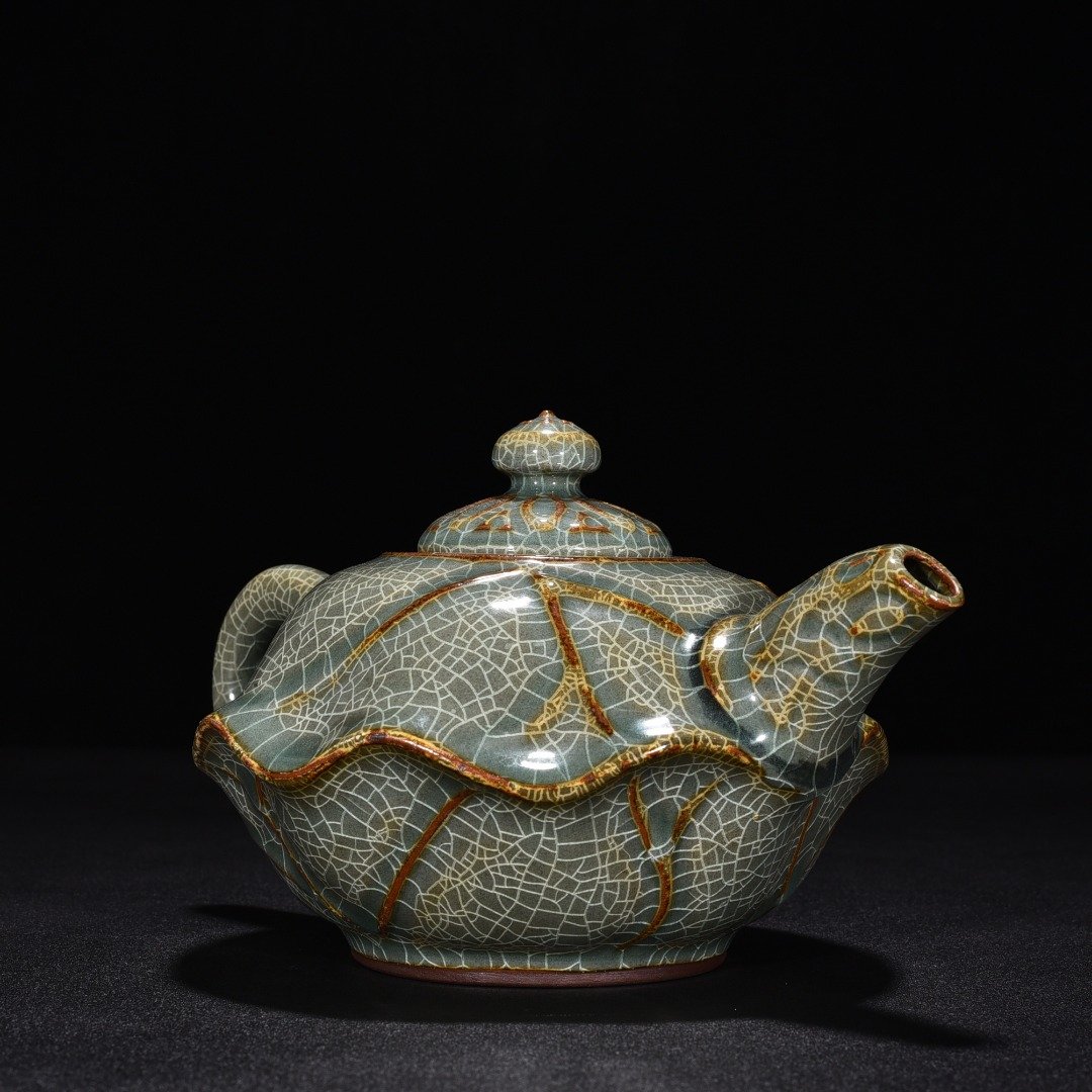 Song Dynasty Xikou official kiln lotus leaf pot