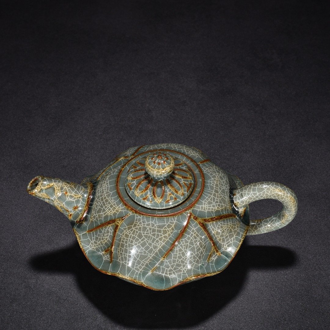 Song Dynasty Xikou official kiln lotus leaf pot