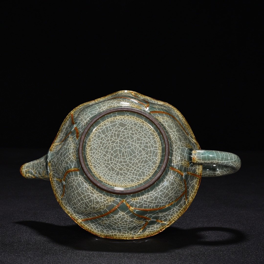 Song Dynasty Xikou official kiln lotus leaf pot