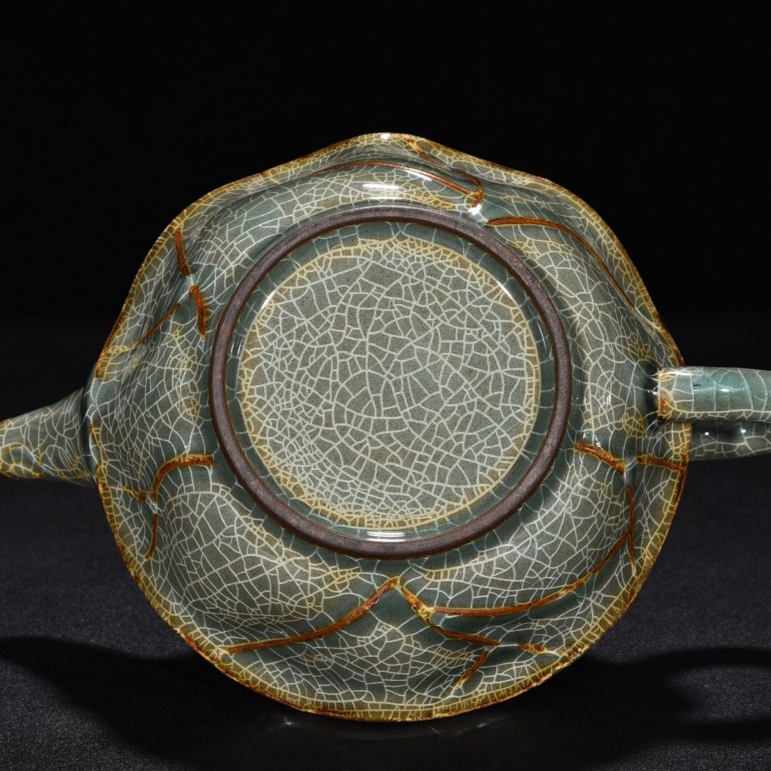 Song Dynasty Xikou official kiln lotus leaf pot