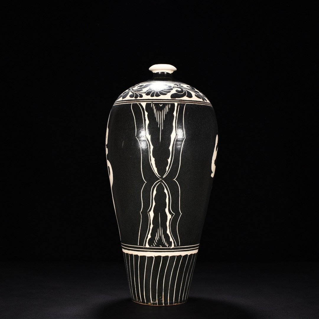 Song Dynasty Cizhou kiln carved flower pattern plum vase