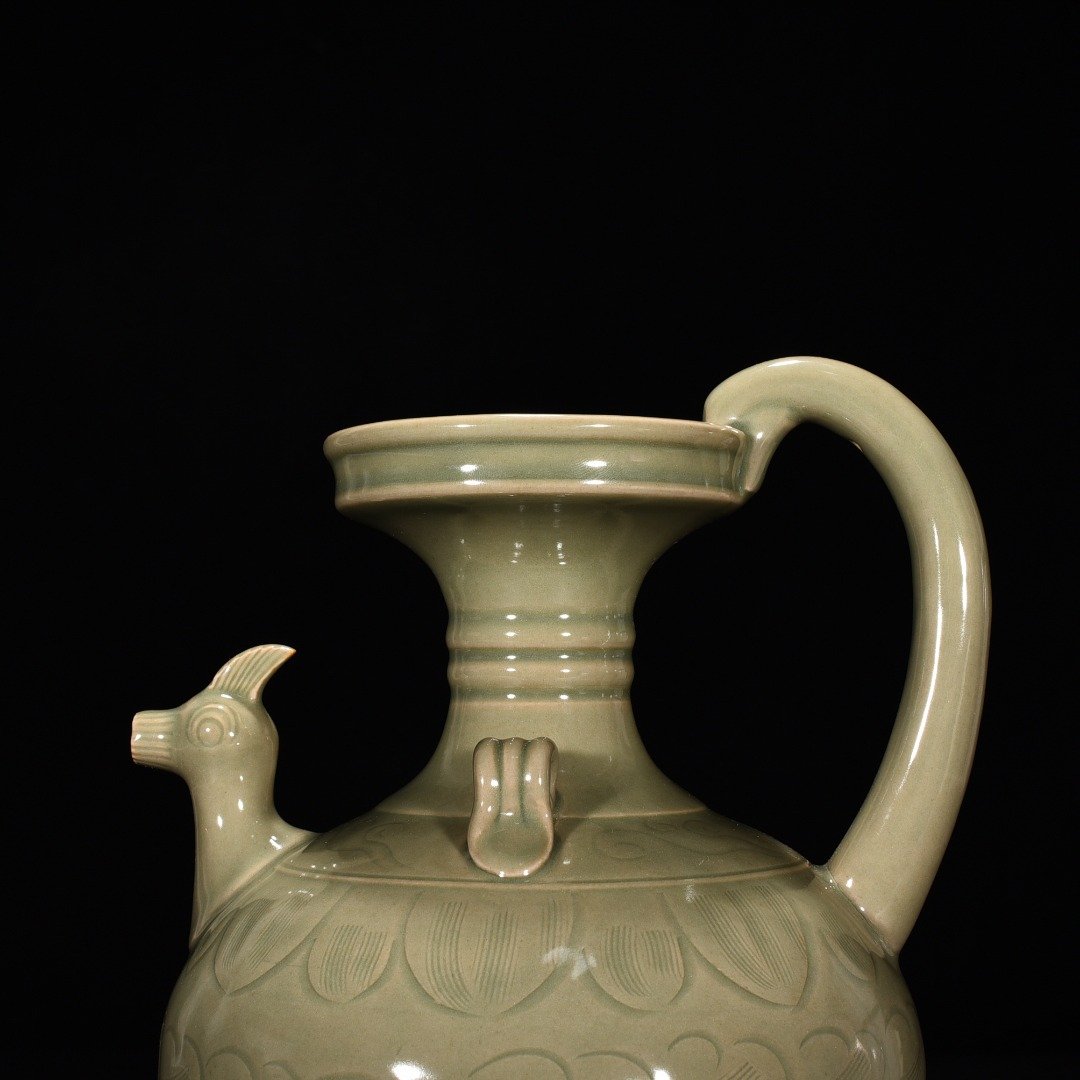 Song Dynasty Yue Kiln Carved Flower Pattern Chicken Head Pot