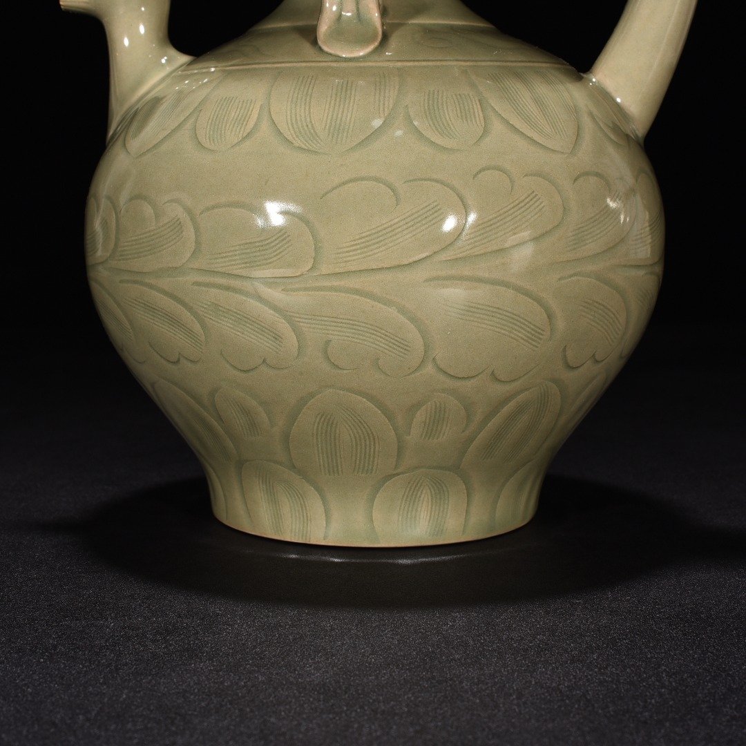 Song Dynasty Yue Kiln Carved Flower Pattern Chicken Head Pot