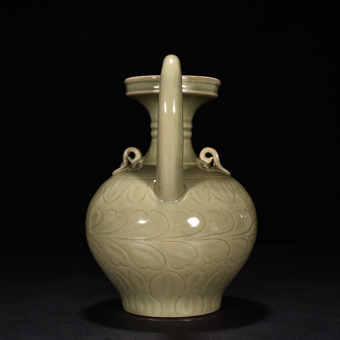 Song Dynasty Yue Kiln Carved Flower Pattern Chicken Head Pot