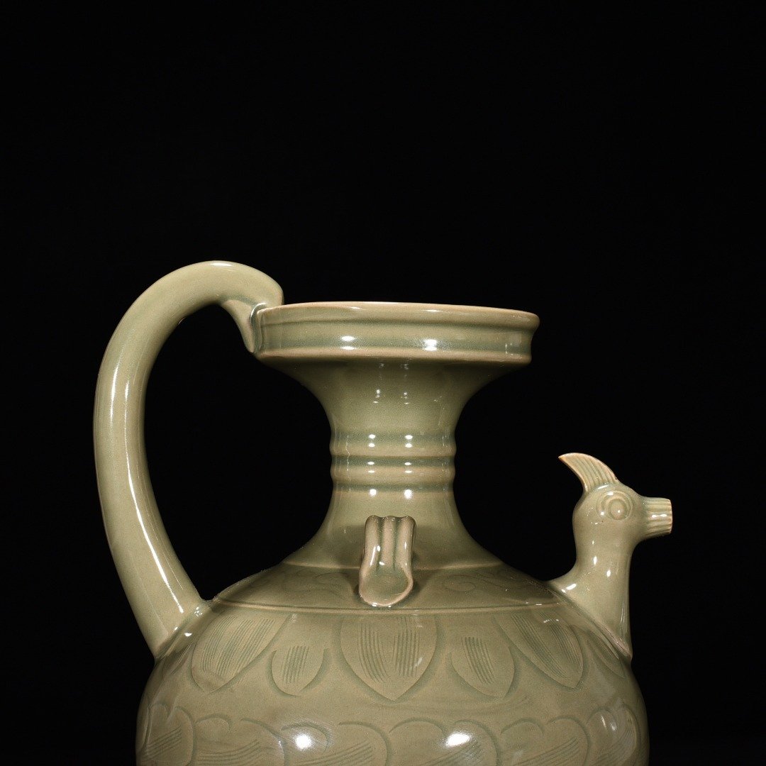 Song Dynasty Yue Kiln Carved Flower Pattern Chicken Head Pot