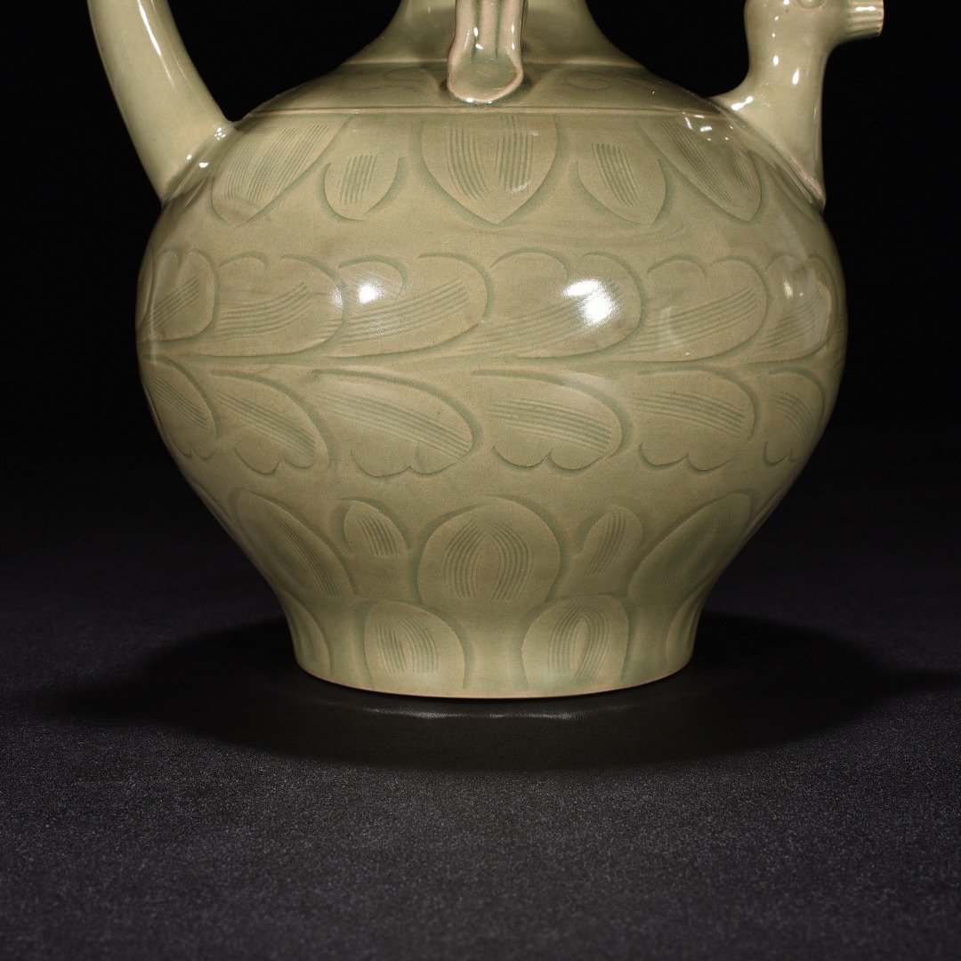 Song Dynasty Yue Kiln Carved Flower Pattern Chicken Head Pot