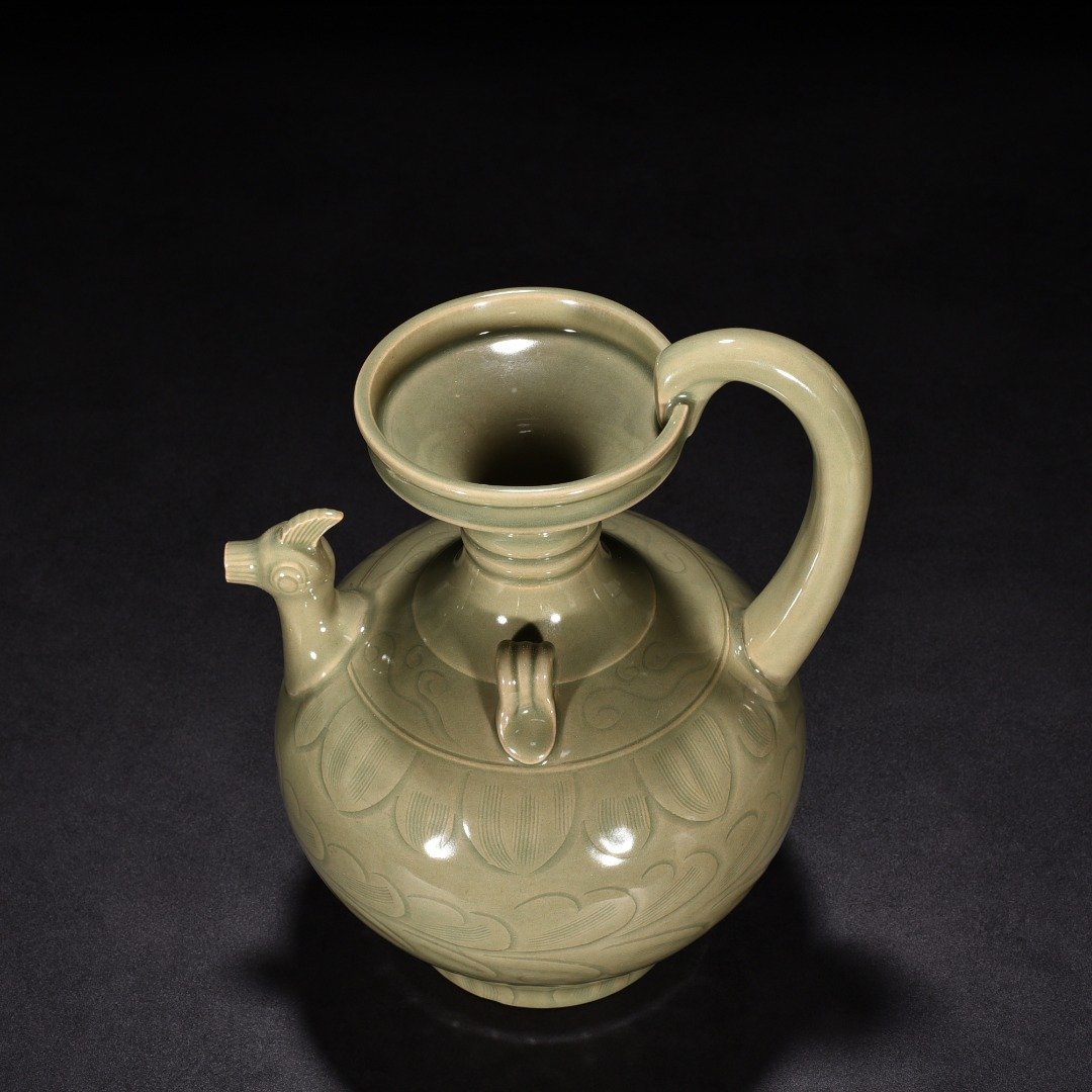 Song Dynasty Yue Kiln Carved Flower Pattern Chicken Head Pot