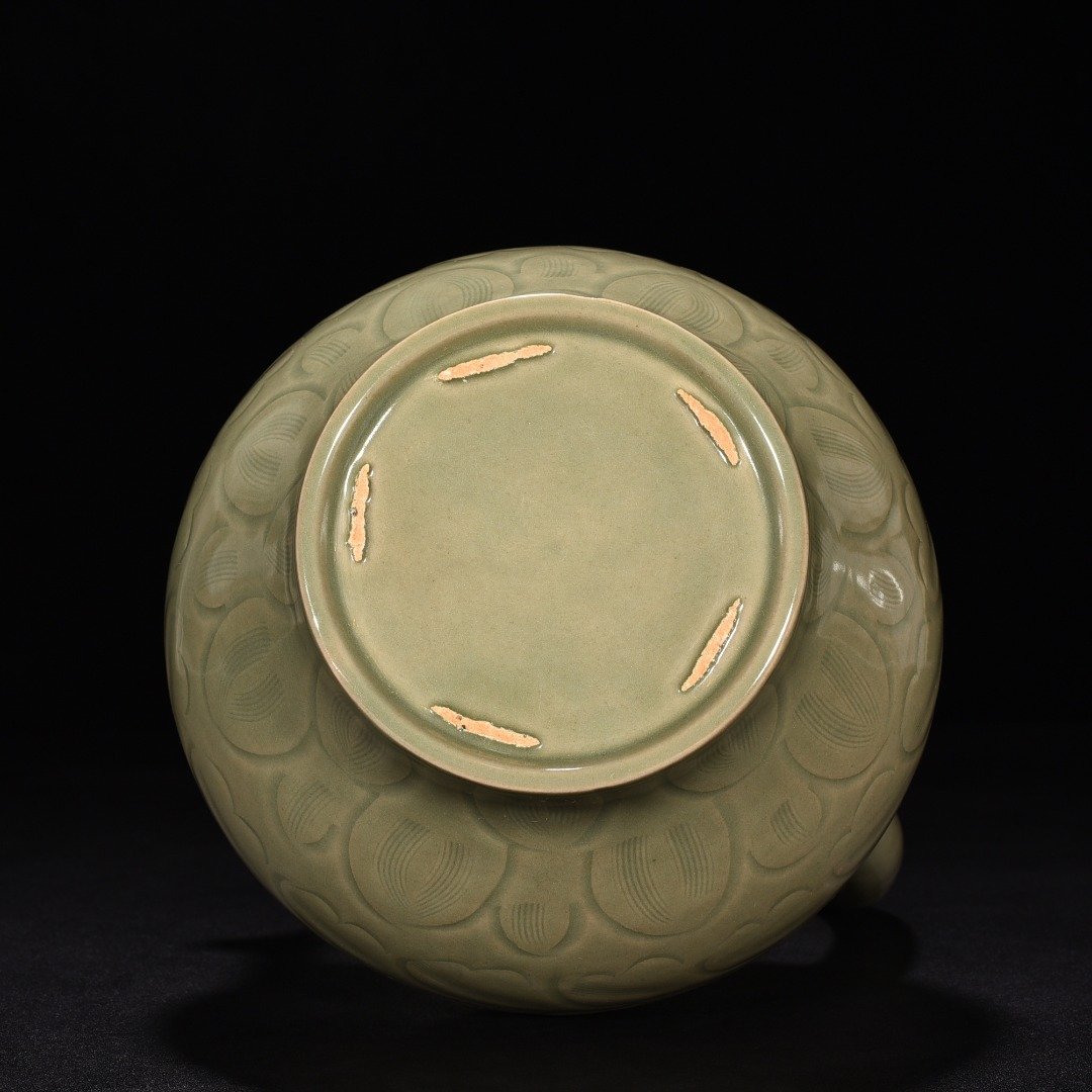 Song Dynasty Yue Kiln Carved Flower Pattern Chicken Head Pot