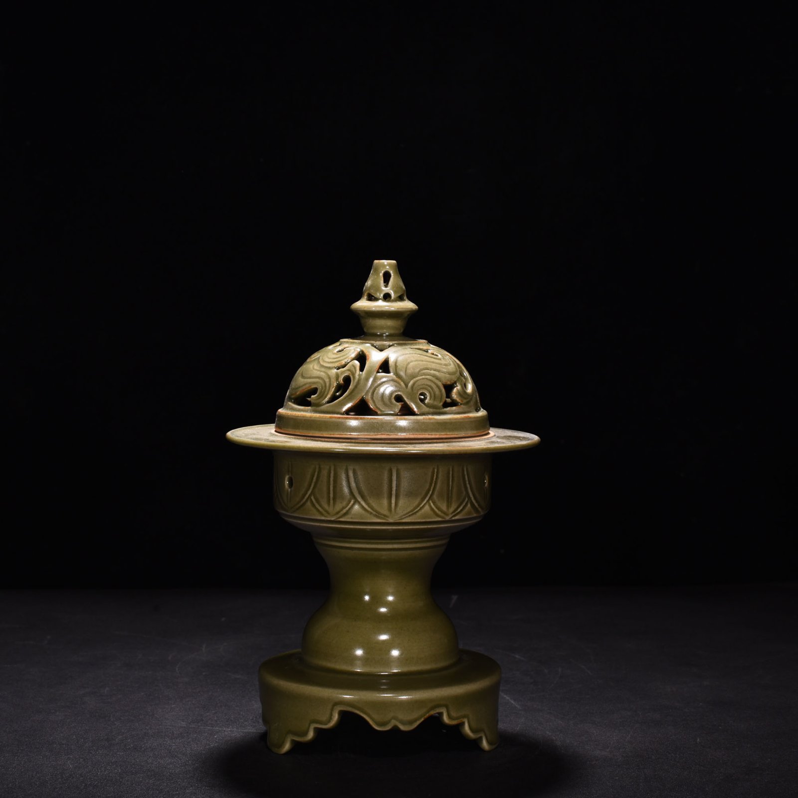 Song Dynasty Yue Kiln Celadon Hollow Smoker