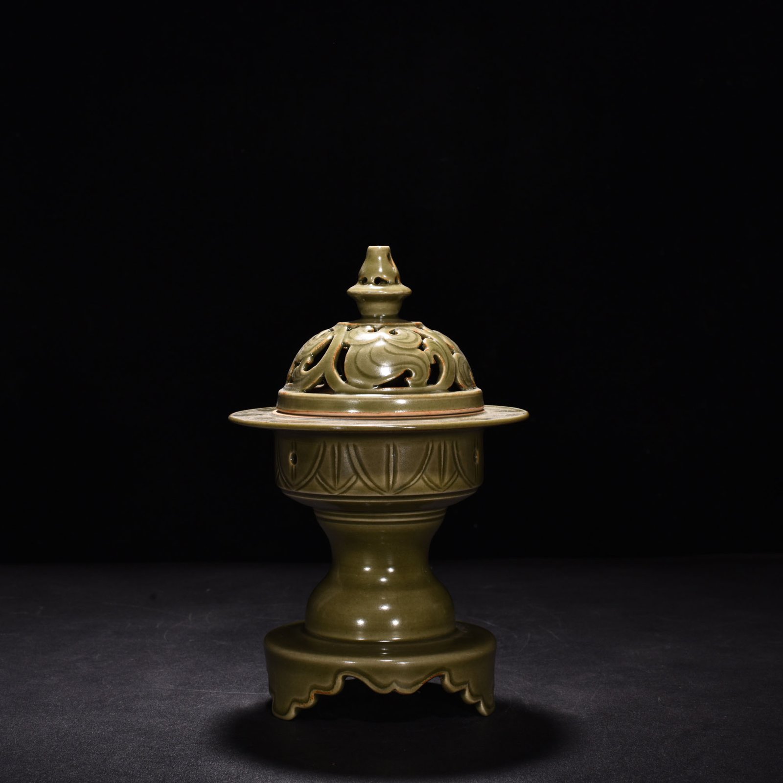 Song Dynasty Yue Kiln Celadon Hollow Smoker