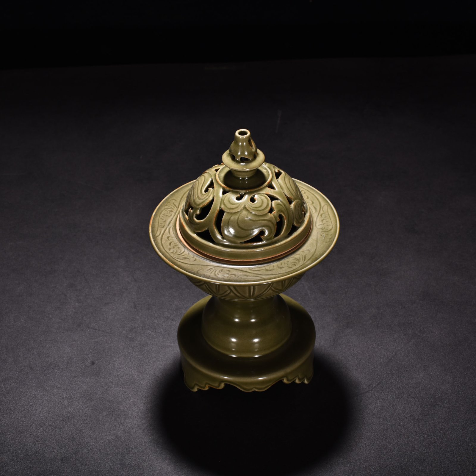 Song Dynasty Yue Kiln Celadon Hollow Smoker