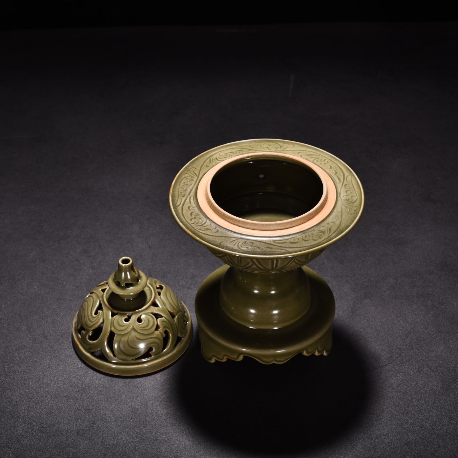 Song Dynasty Yue Kiln Celadon Hollow Smoker