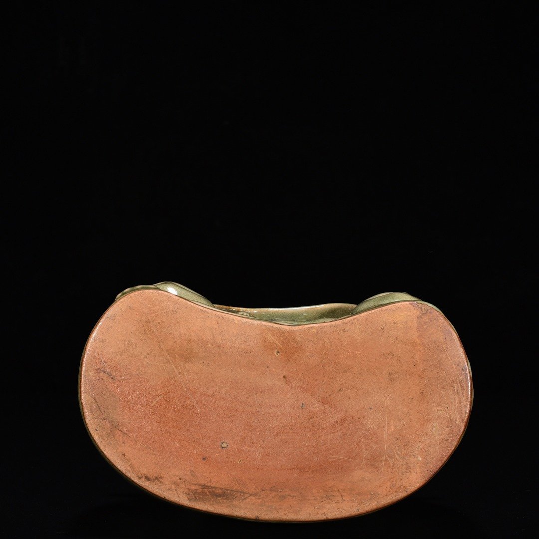 Song Dynasty Yaozhou kiln celadon lion pillow with carved flower pattern