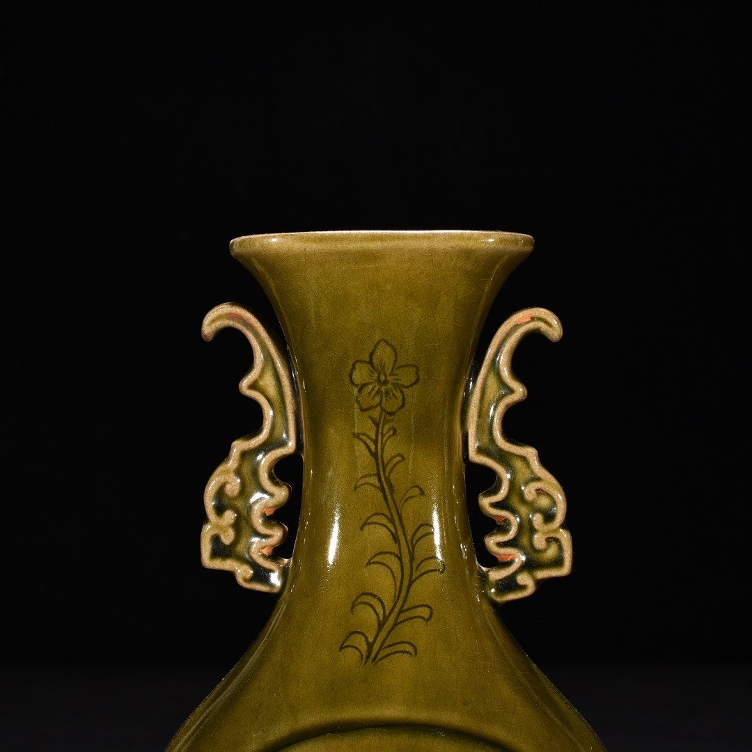 Song Dynasty Yue kiln celadon double eared flat vase