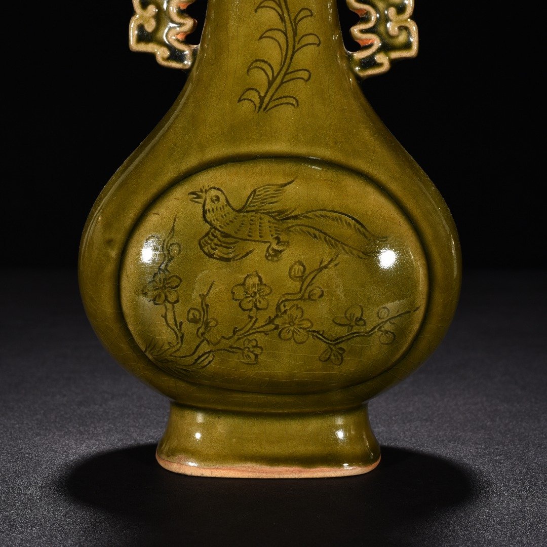 Song Dynasty Yue kiln celadon double eared flat vase