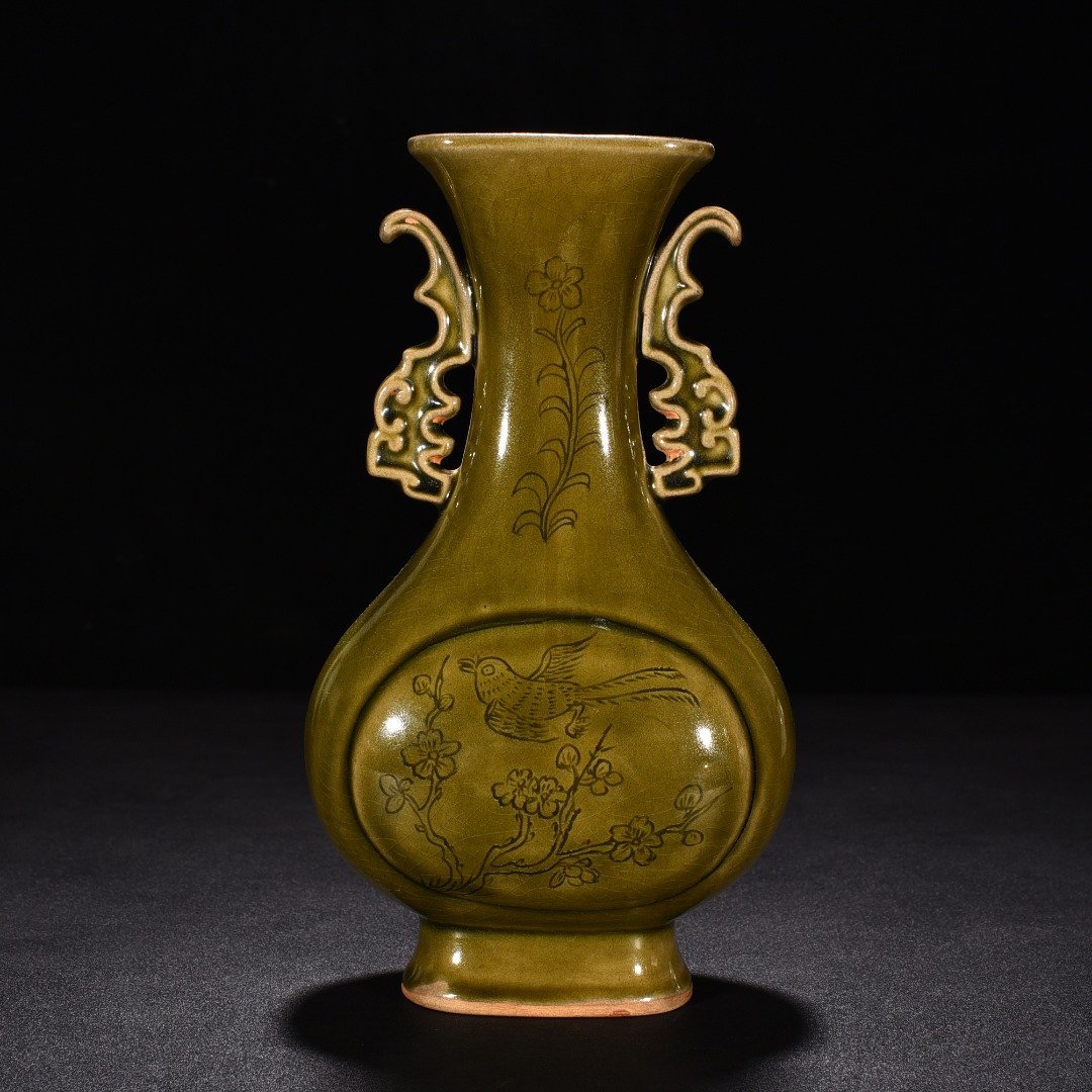Song Dynasty Yue kiln celadon double eared flat vase