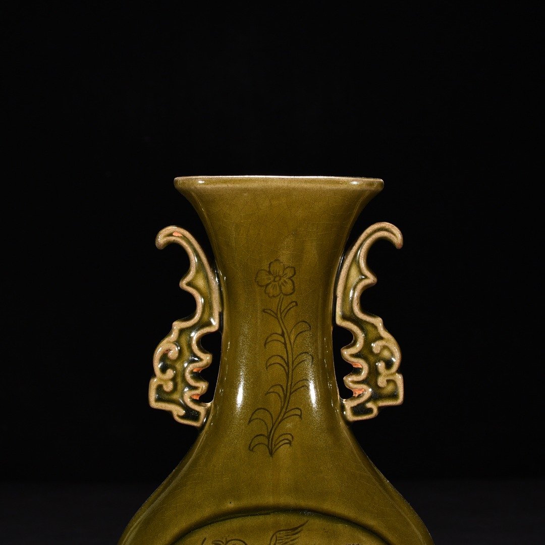 Song Dynasty Yue kiln celadon double eared flat vase