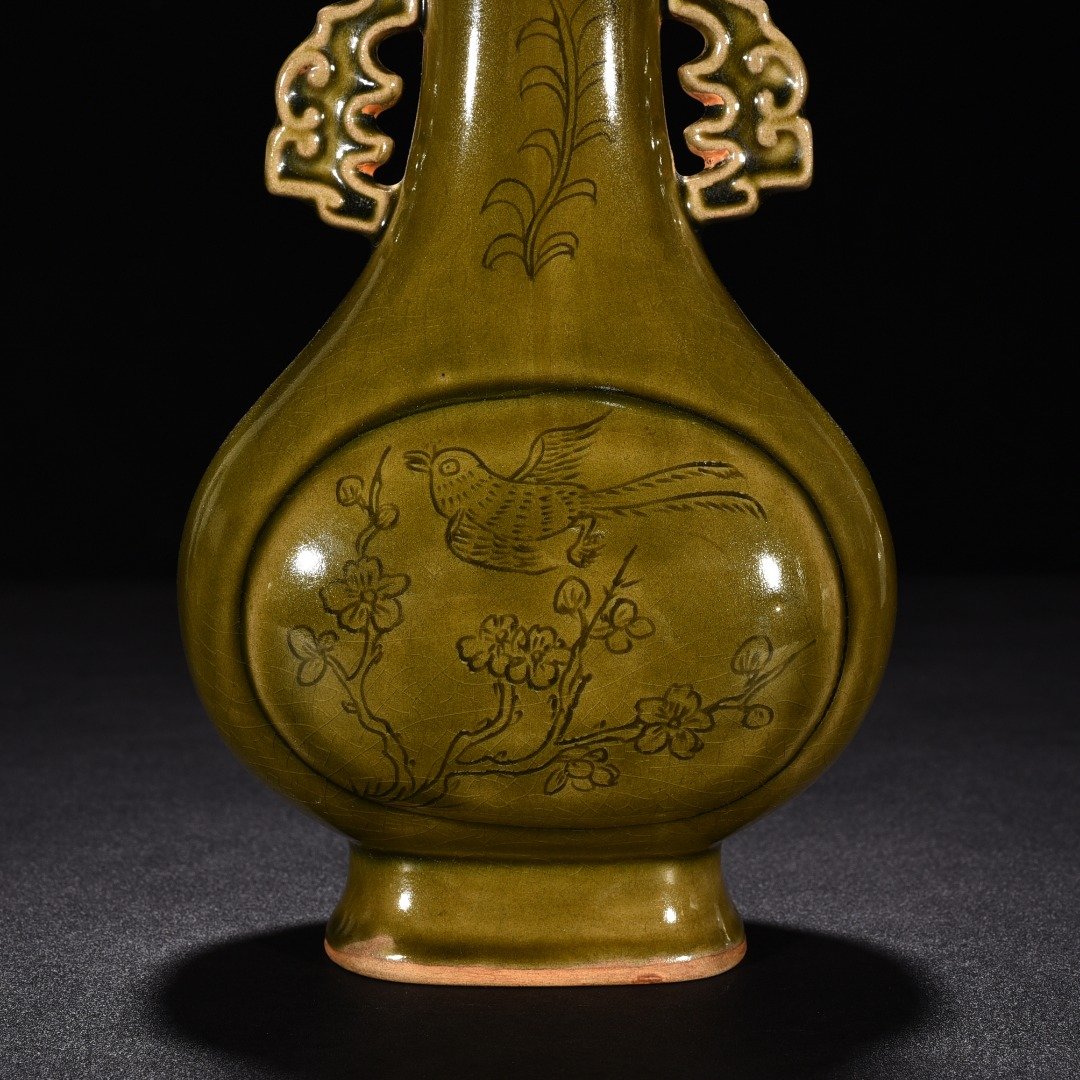Song Dynasty Yue kiln celadon double eared flat vase