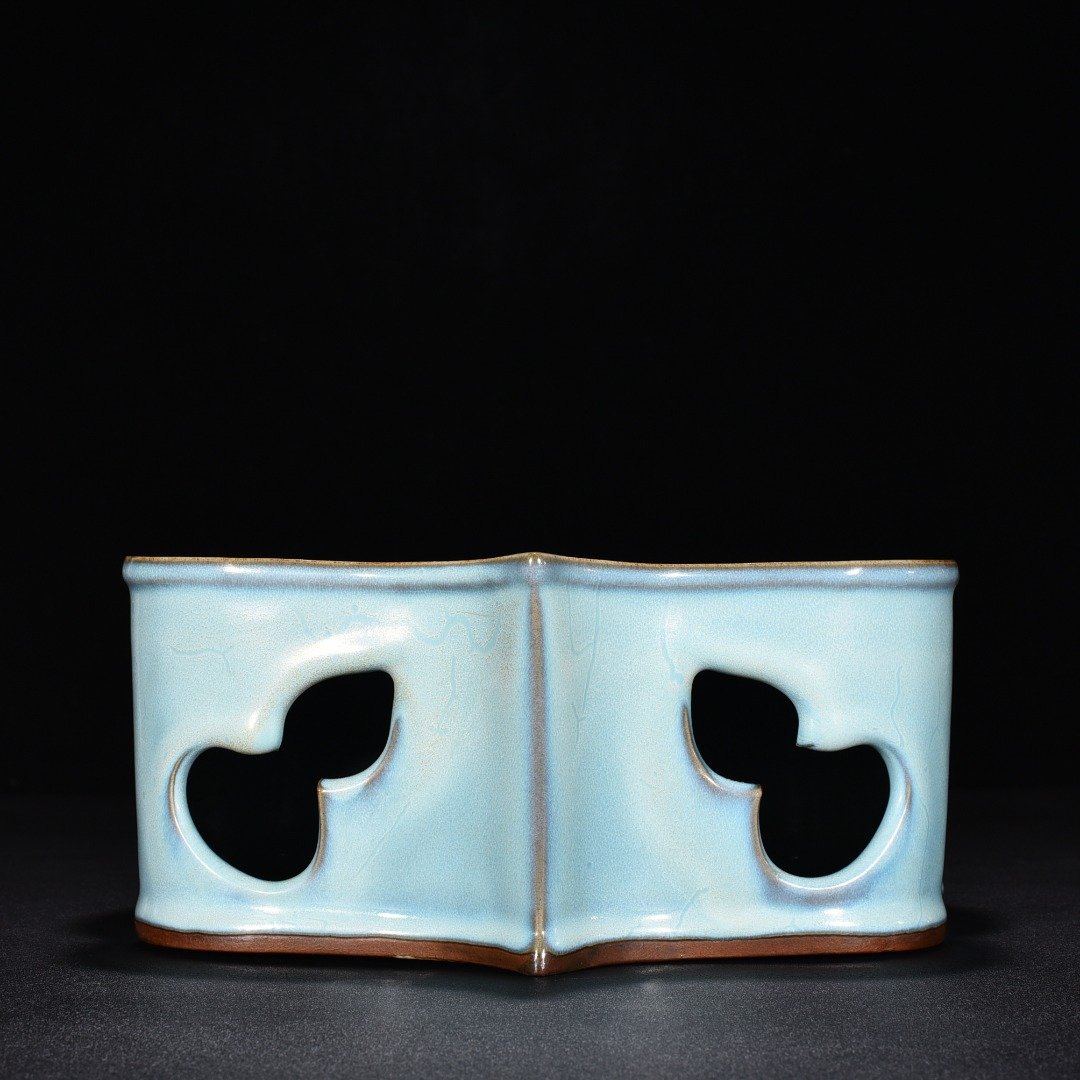 Song Dynasty Jun kiln azure glaze chicken heart pillow