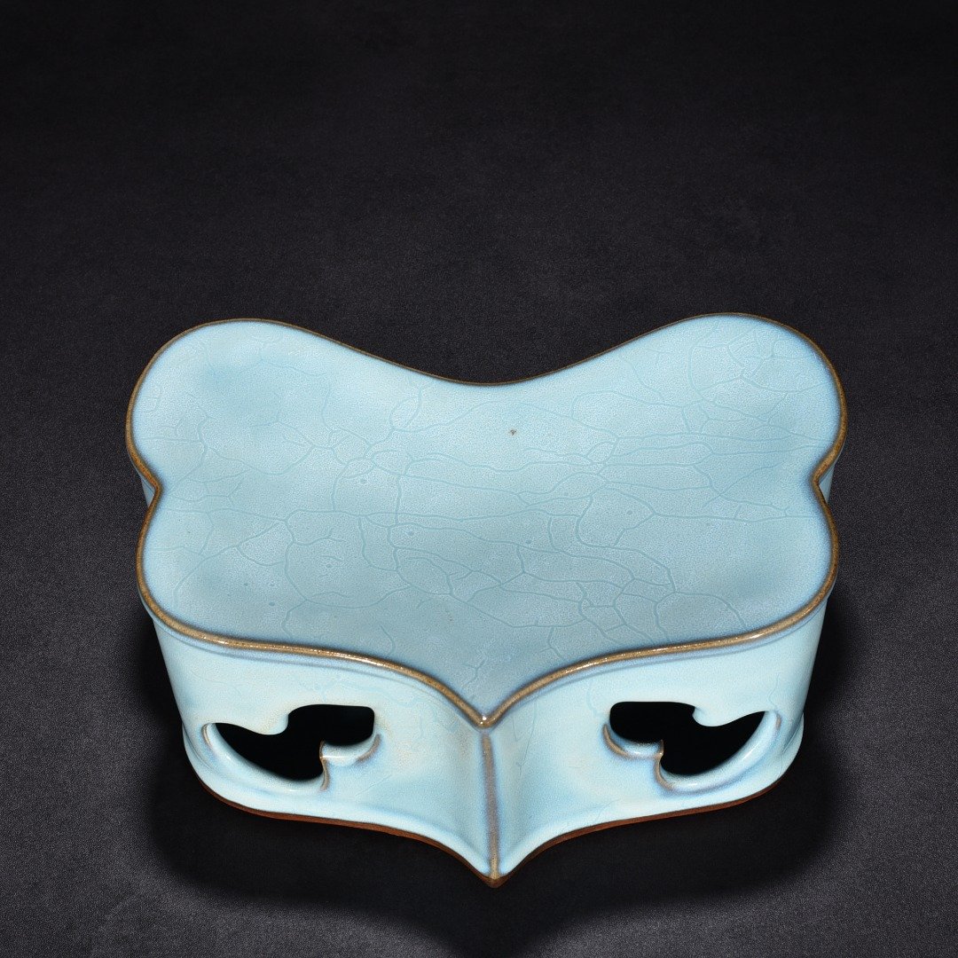 Song Dynasty Jun kiln azure glaze chicken heart pillow
