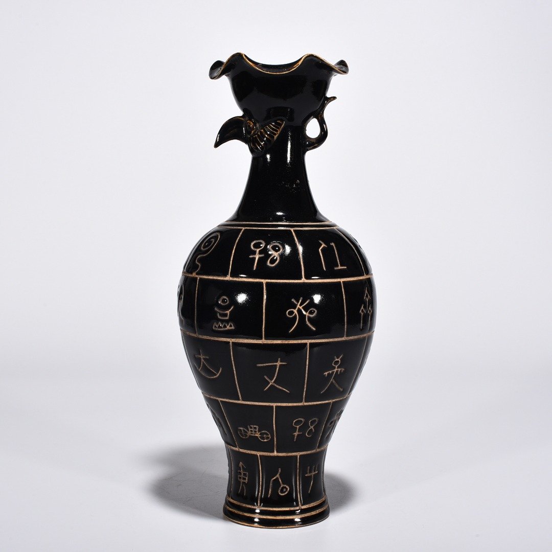 Song Dynasty Heiding oracle bone eagle head vase