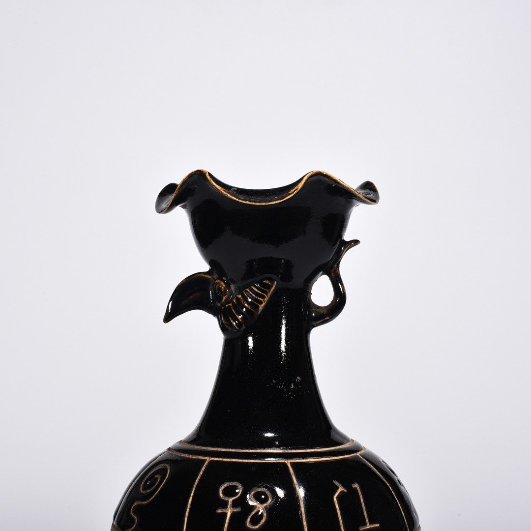 Song Dynasty Heiding oracle bone eagle head vase