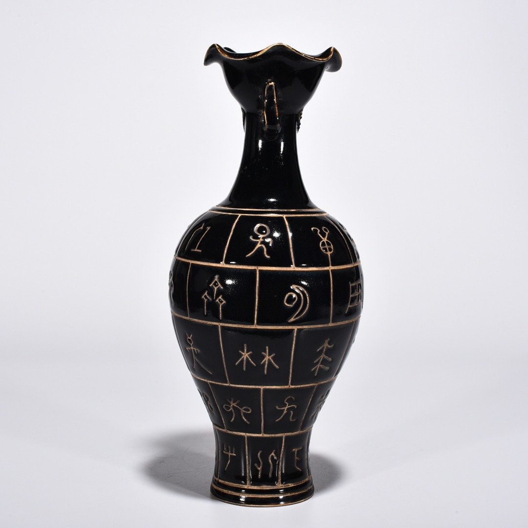Song Dynasty Heiding oracle bone eagle head vase