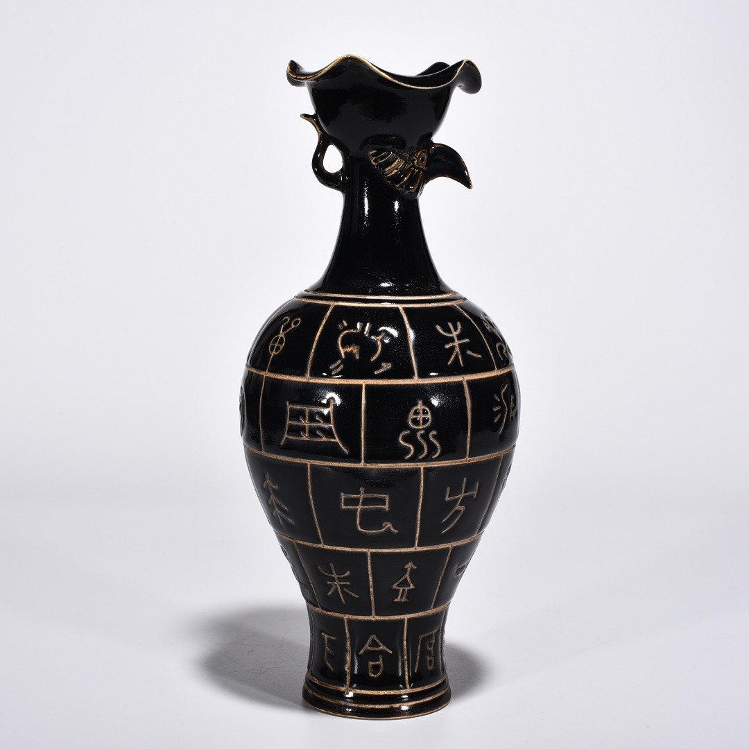 Song Dynasty Heiding oracle bone eagle head vase