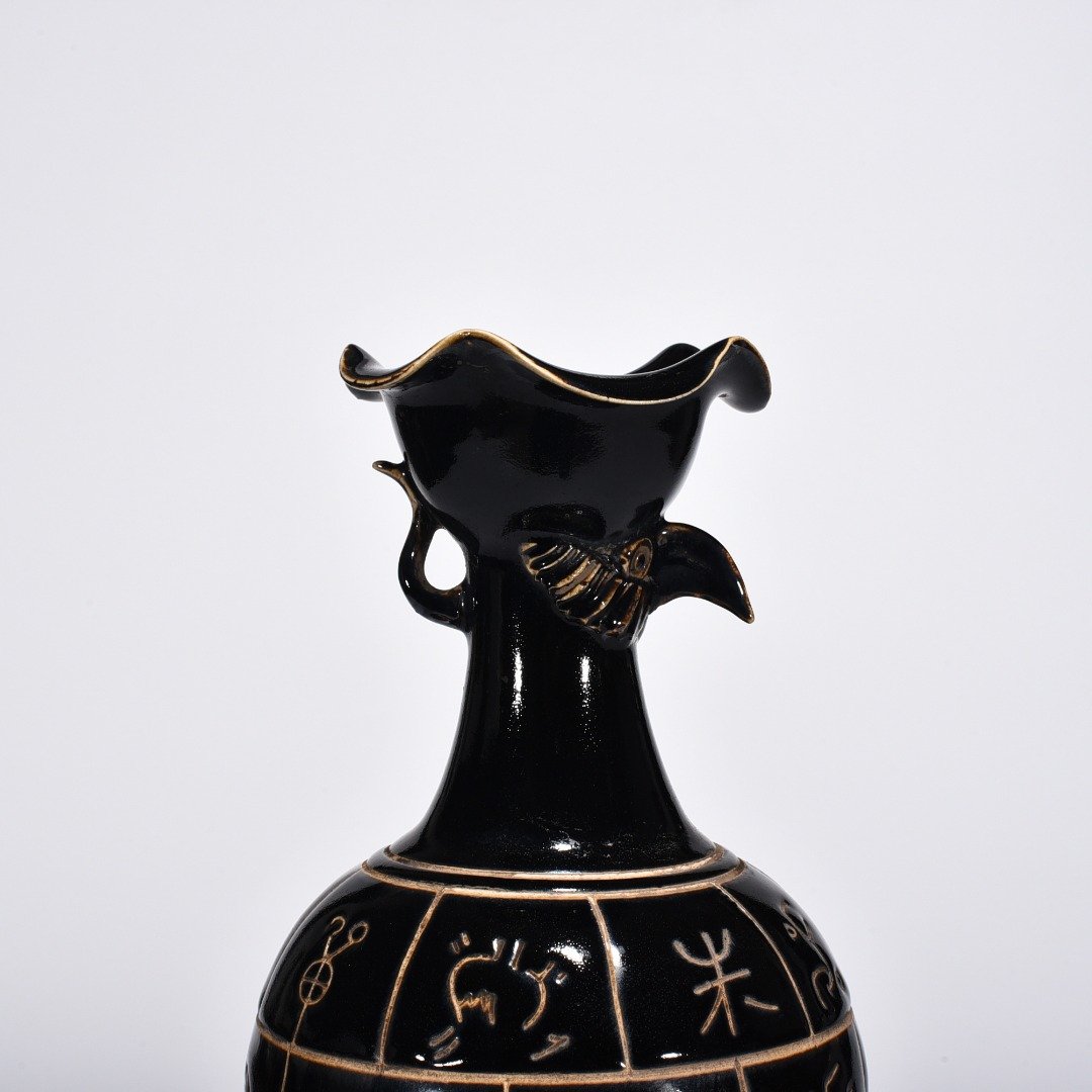 Song Dynasty Heiding oracle bone eagle head vase