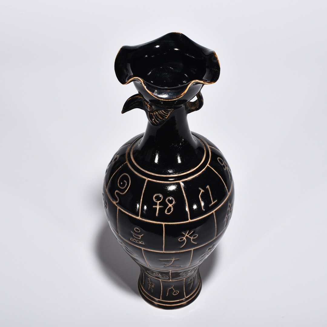 Song Dynasty Heiding oracle bone eagle head vase