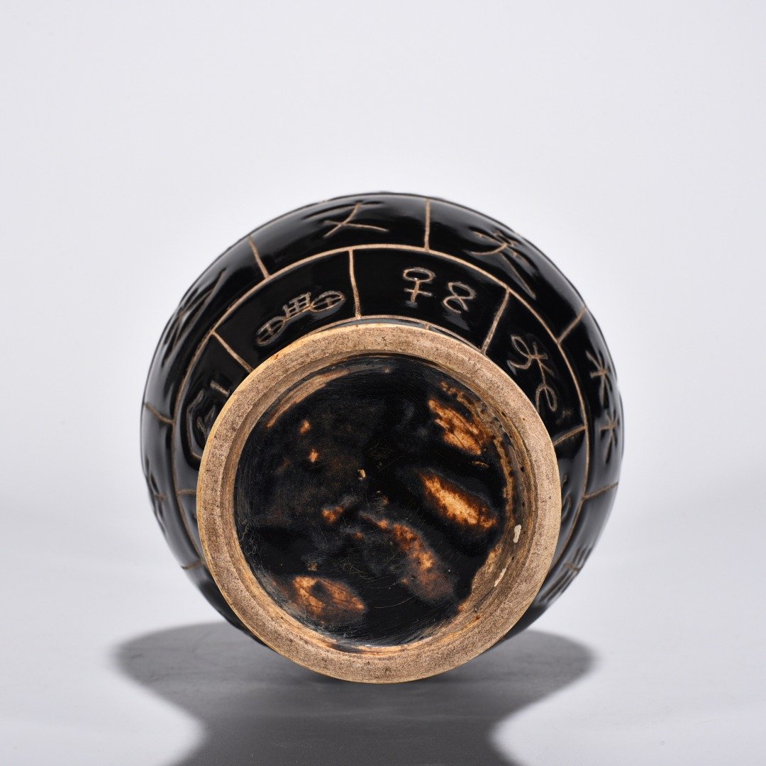 Song Dynasty Heiding oracle bone eagle head vase