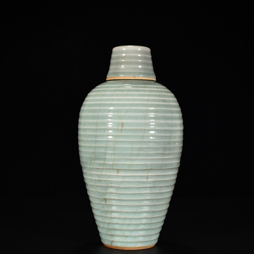 Song Dynasty kiln pink celadon glazed plum vase with string pattern